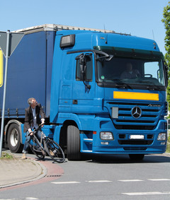 Fahrrad unter LKW_ADFC/Jens Lehmkühler 